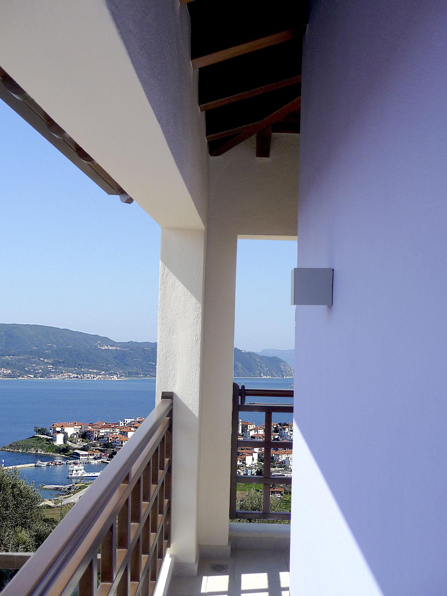 אמוליאני Helianthus Guesthouse מראה חיצוני תמונה