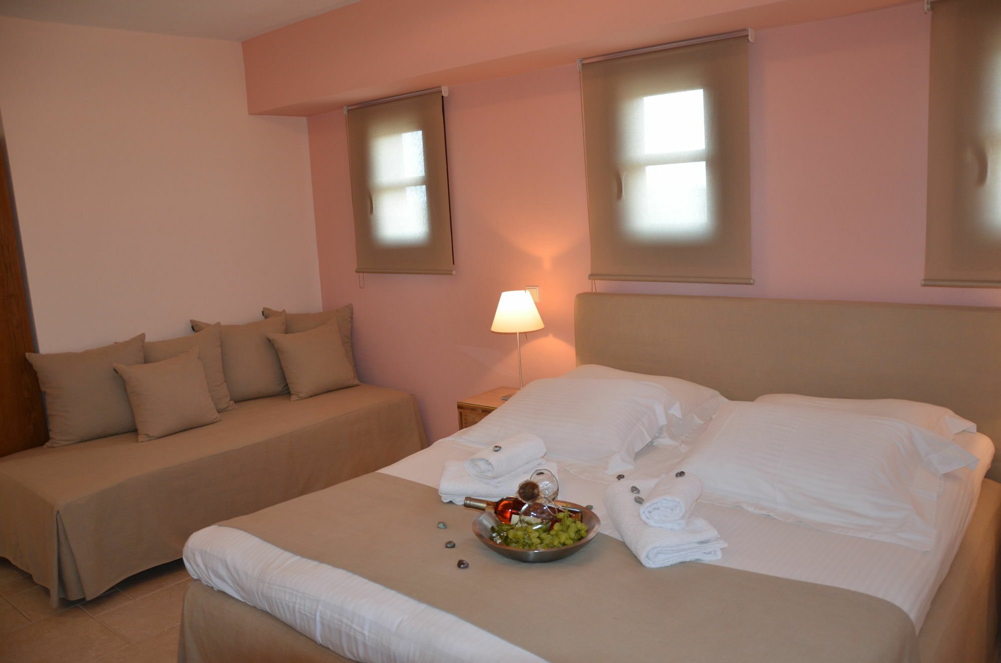 אמוליאני Helianthus Guesthouse מראה חיצוני תמונה